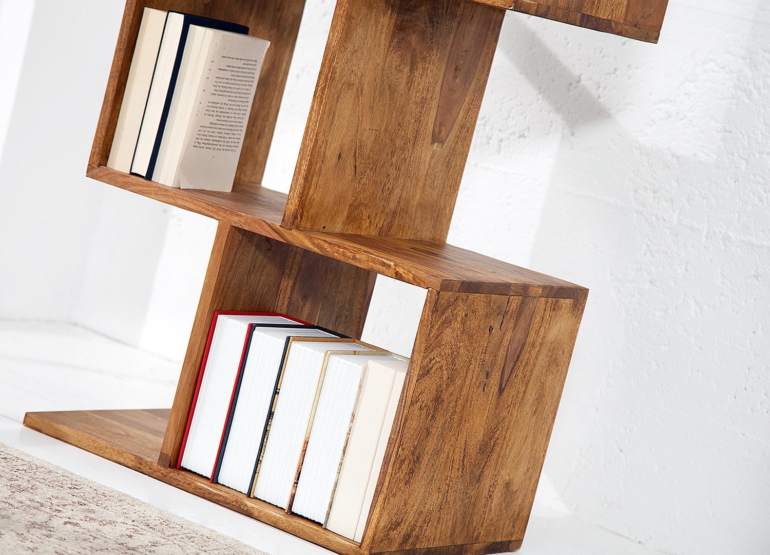 Bibliothèque étagère design en bois massif verni pour salon