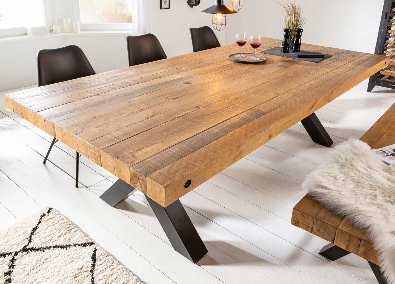 Table contemporaine en bois massif
