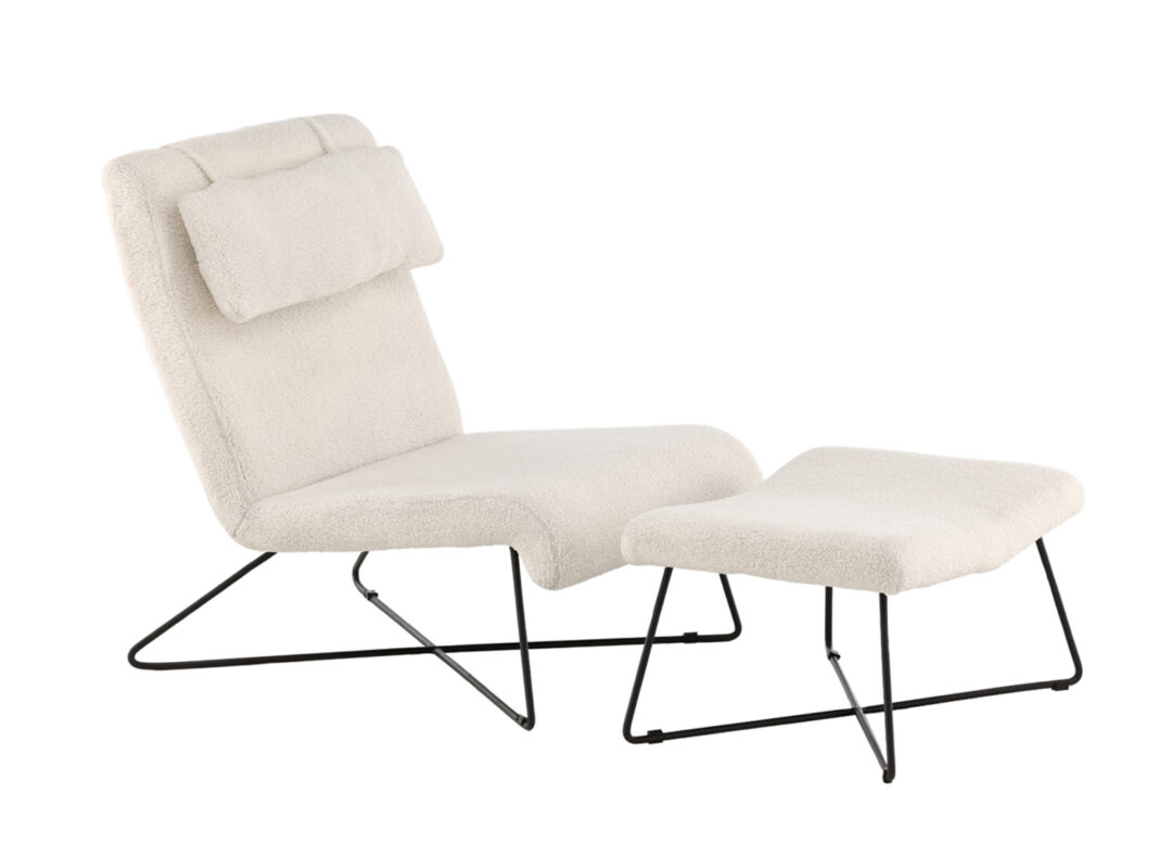 fauteuil de détente avec un repose-pieds en tissu bouclé blanc et pieds en métal noir