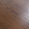 Zoom sur le plateau en bois marron de la table