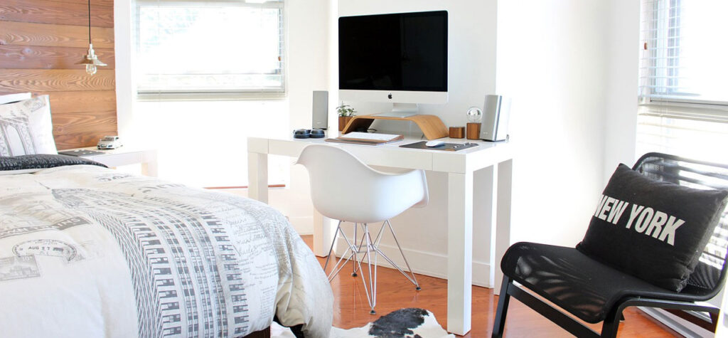 Chambre avec lit et bureau aux différents styles