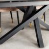 Zoom sur le piétement en métal noir de la table à manger