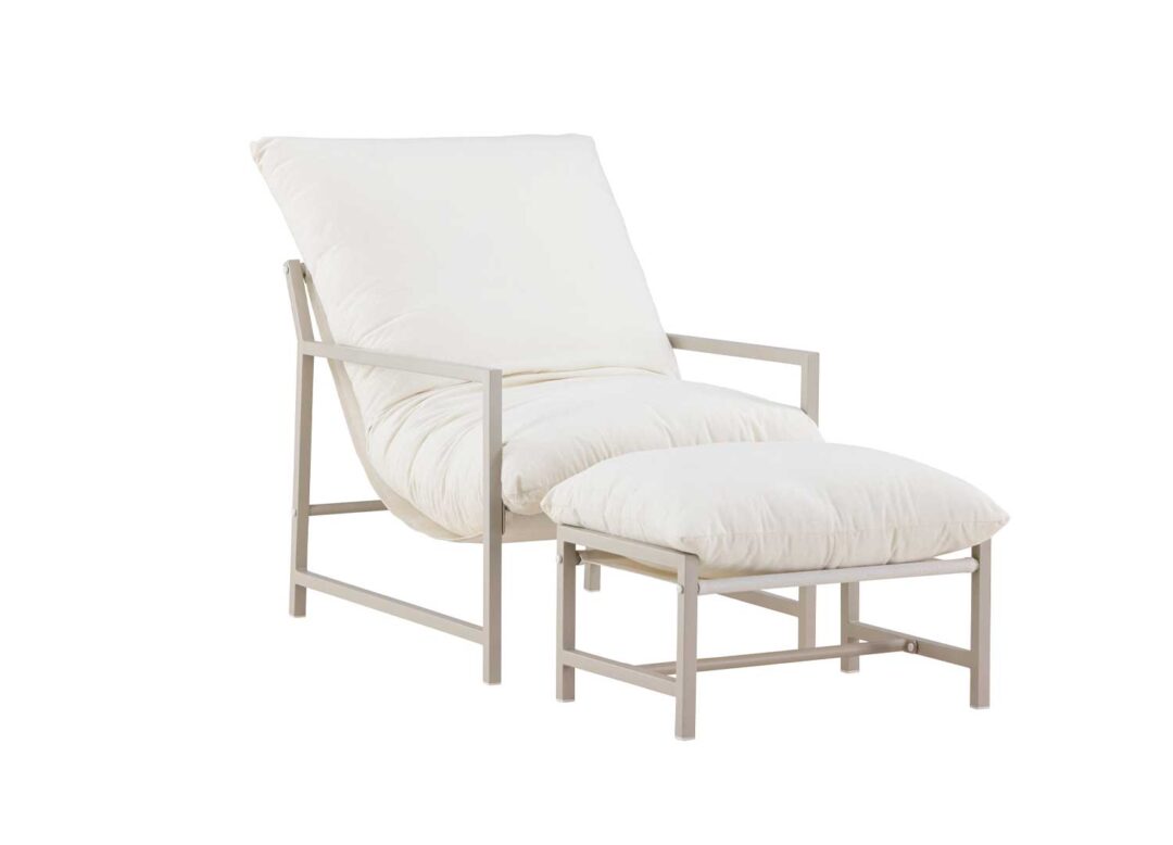 Fauteuil de jardin beige avec repose pieds et coussins