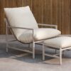 Fauteuil de jardin beige avec repose pieds et coussins